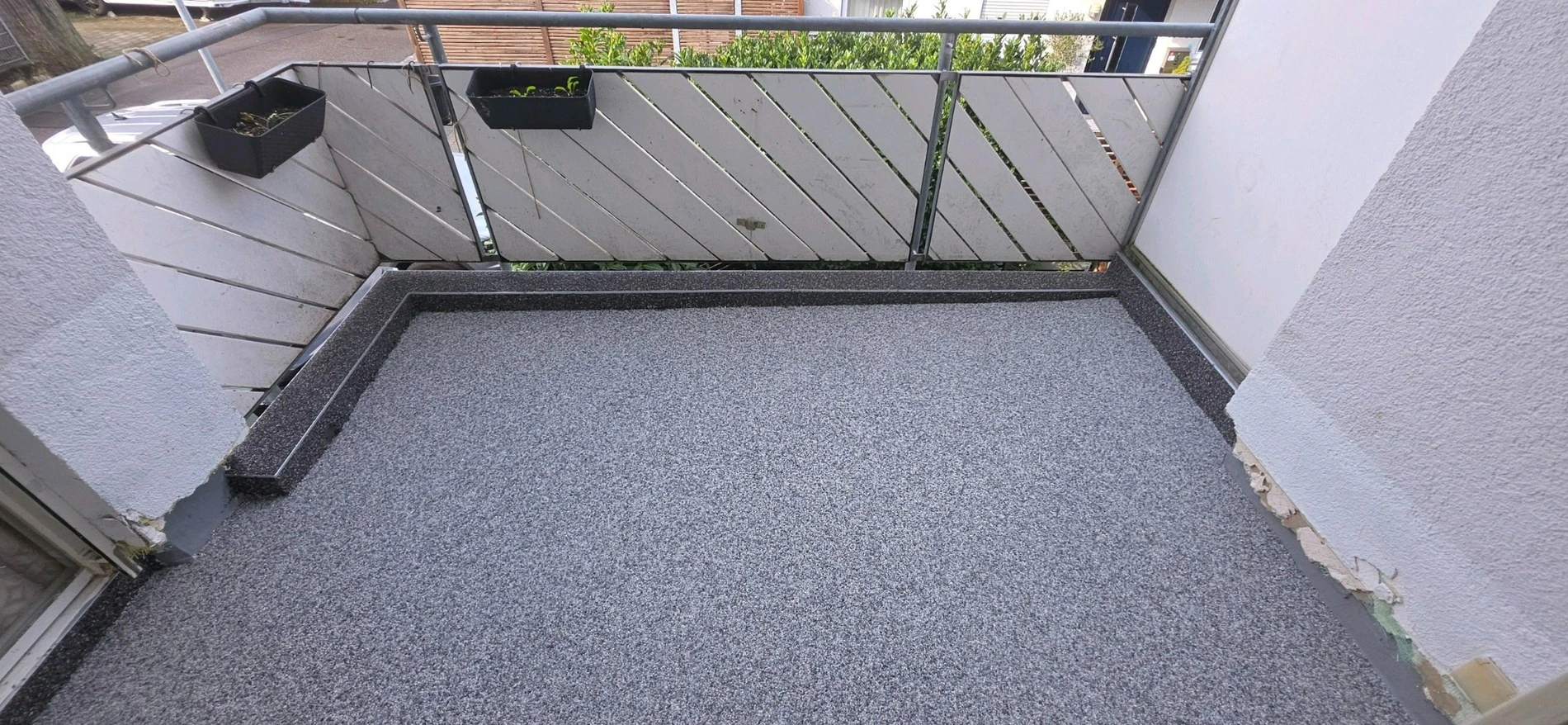 Steinteppich-Balkon mit dunklen Randabschlüssen