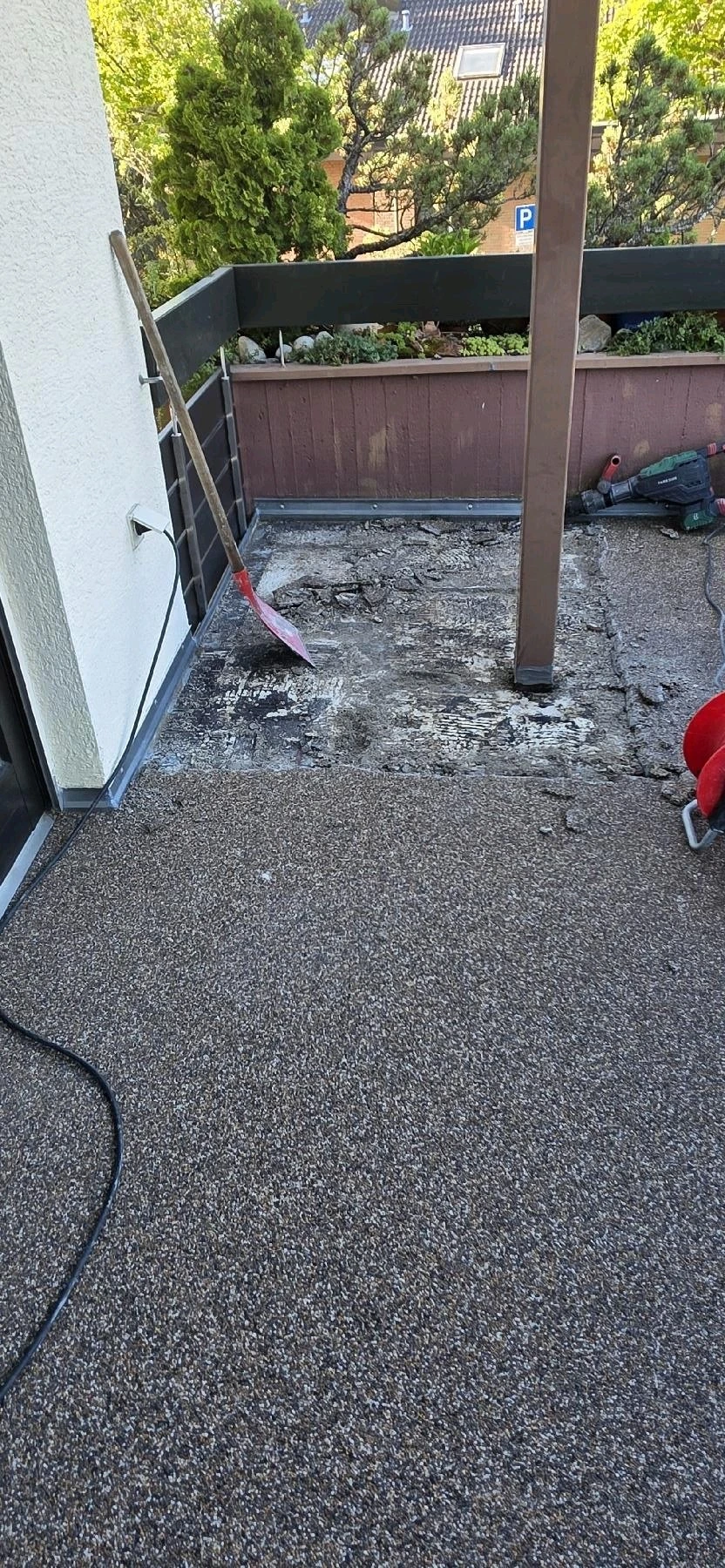 Vorher: Balkon während des Rückbaus mit beschädigtem Altbelag